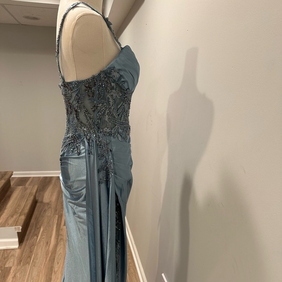 Stunning mother of the bride•special occasion •prom gown. NWT size 6. - Picture 2 of 7